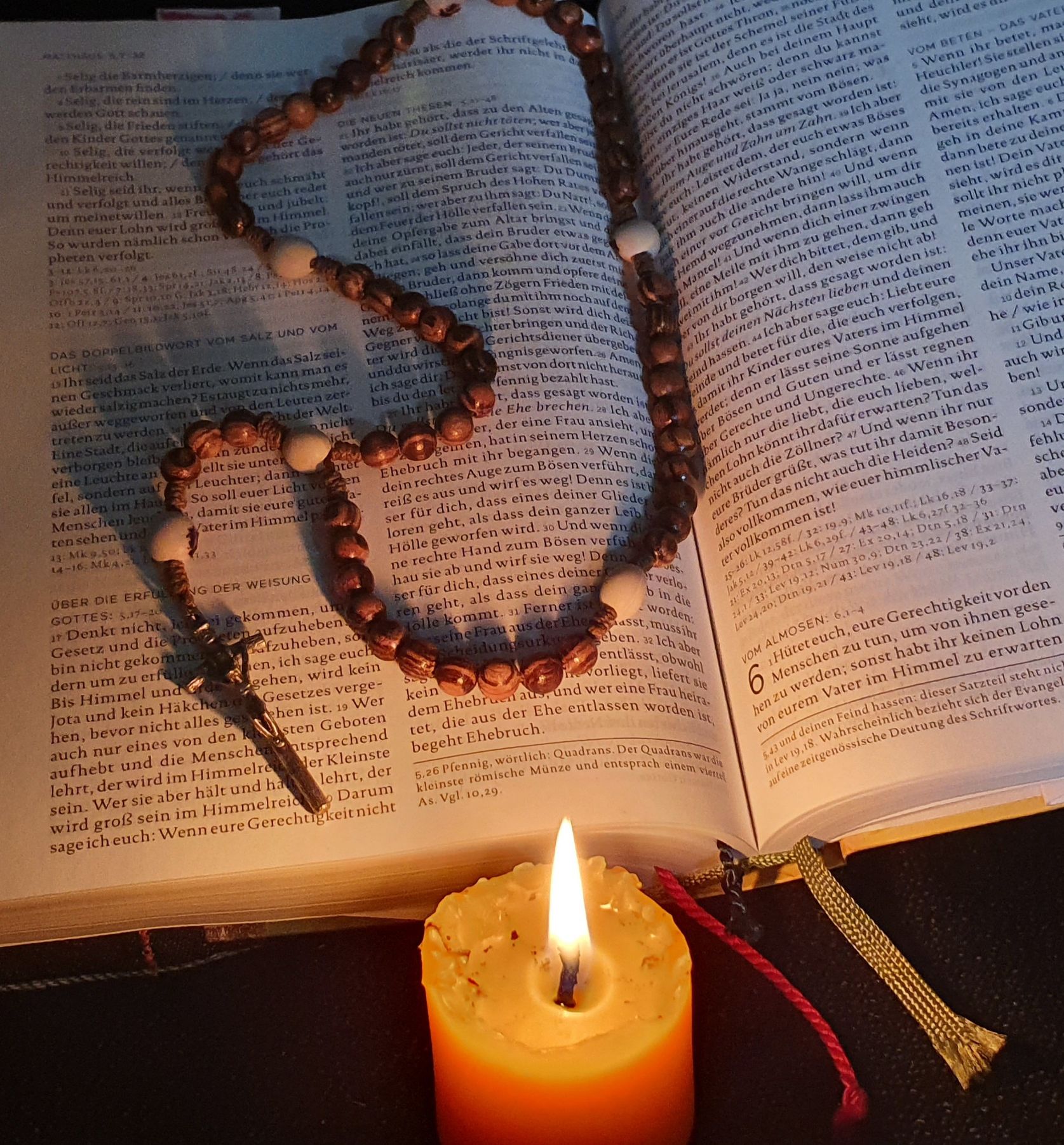 Rosenkranz-Kerze-Bibel