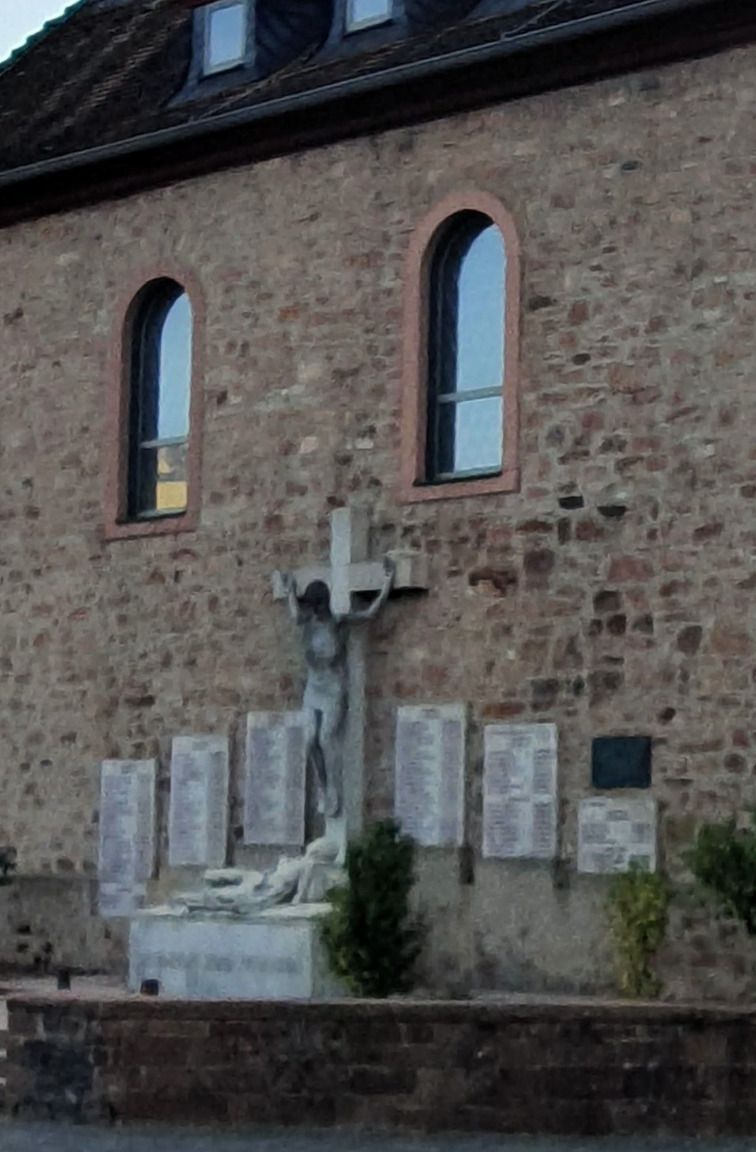 Alten Kirche Altenmittlau mit Ehrenmal