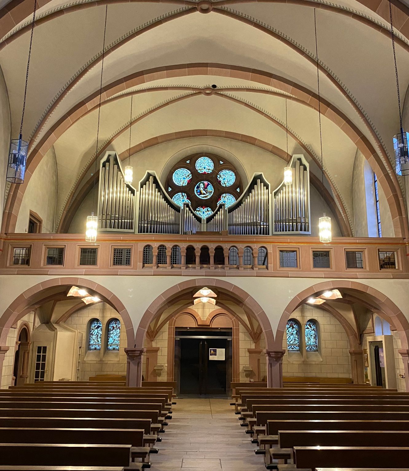 Empore, Orgel und Rosettenfenster