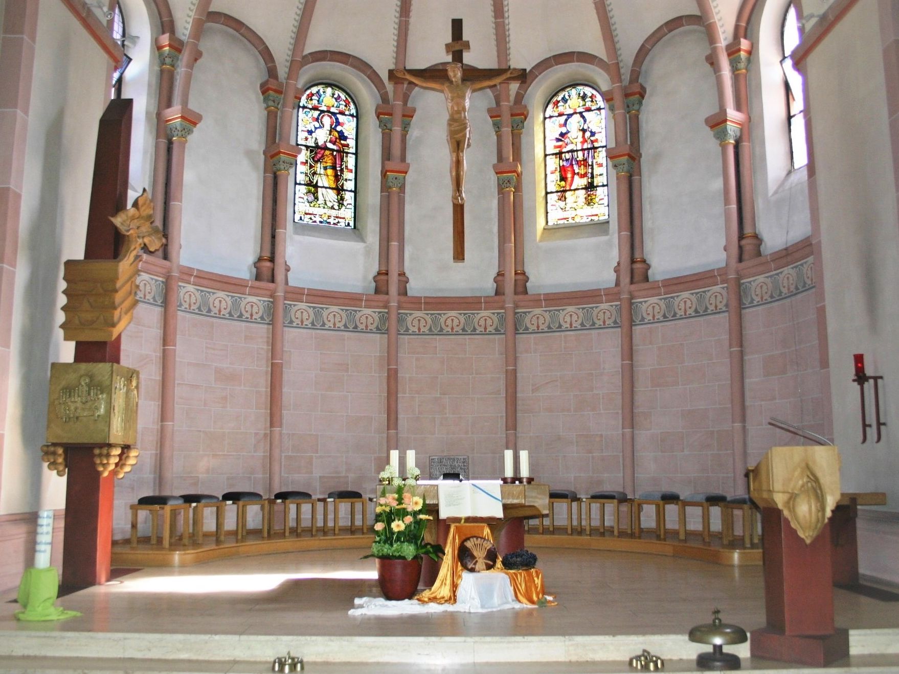 Altarraum mit Kreuz und Fenstern