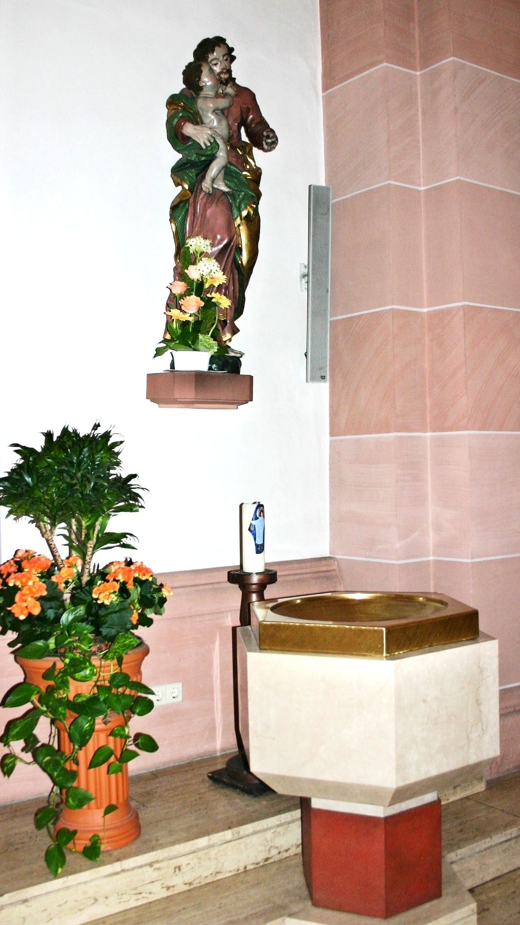 St. Josef mit dem Jesuskind, über dem Taufbecken. Anfang 19. Jhd.