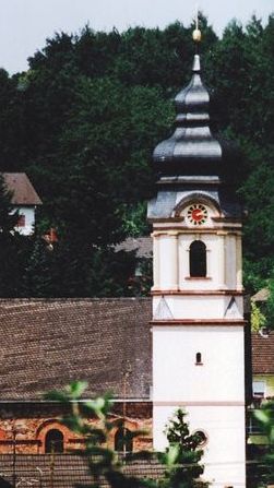 Kirche mit verputztem Turm 19