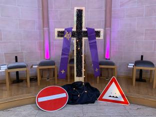 Bußsstationen mit Straßenschildern