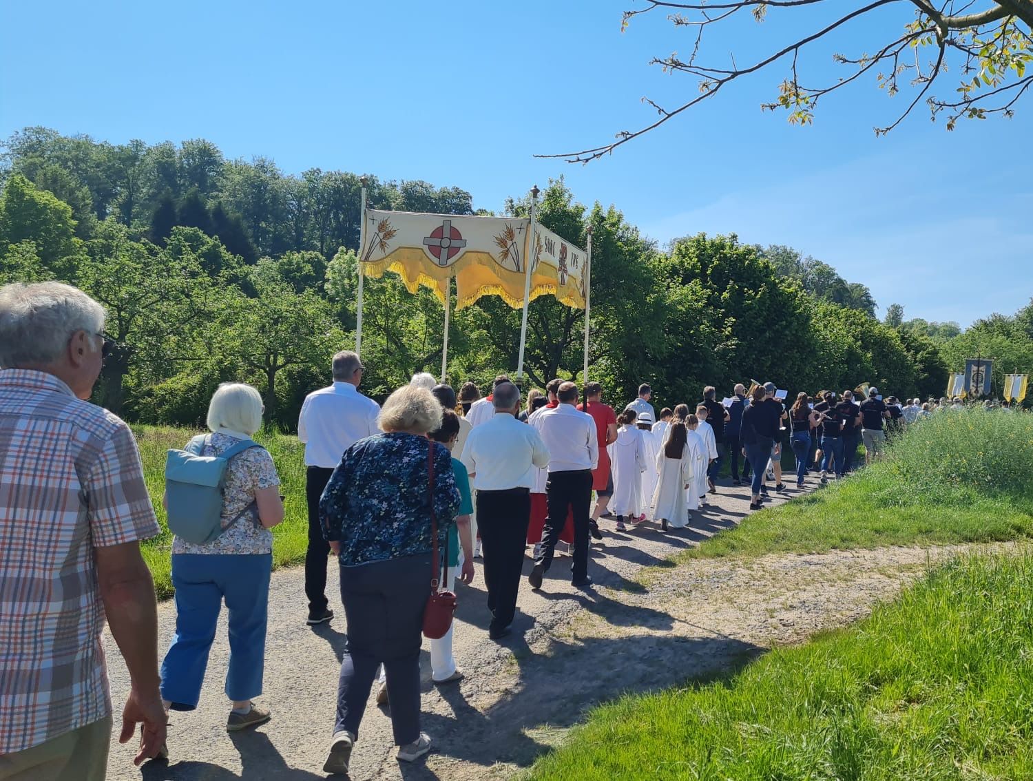 Himmel und Kommunionkinder