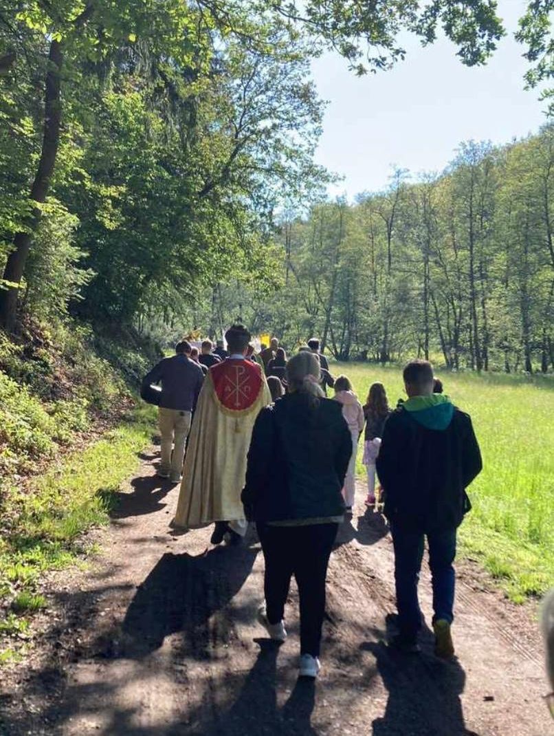 Prozession zur Mariengrotte